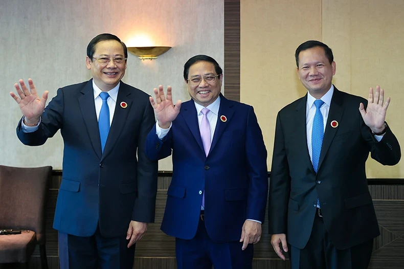 Prime Minister Pham Minh Chinh (Centre), Prime Minister Sonexay Siphandone (L), and Prime Minister Hun Manet.