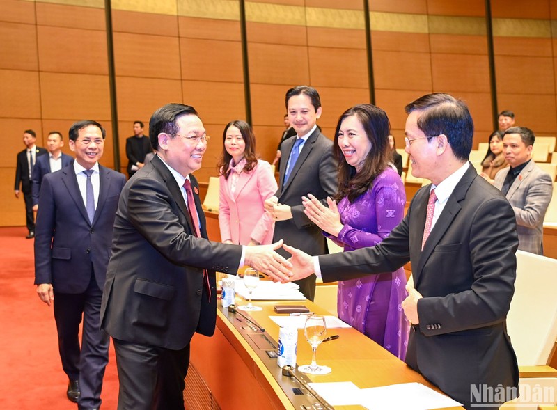 National Assembly Chairman Vuong Dinh Hue meets delegates at the working session. (Photo: NDO)