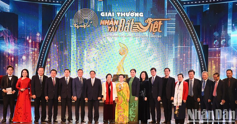 Prime Minister Pham Minh Chinh and delegates attend the 2023 Vietnam Talents Awards Ceremony.