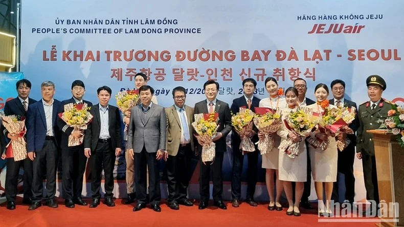 Lam Dong Province's officials welcome the Jeju Air's representatives and the flight's crew. (Photo: NDO)