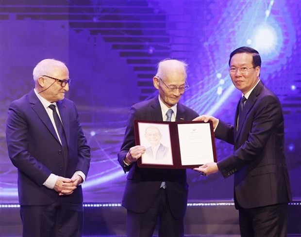 President Vo Van Thuong (first, right) presents the VinFuture Grand Prize to scientists (Photo: VNA)