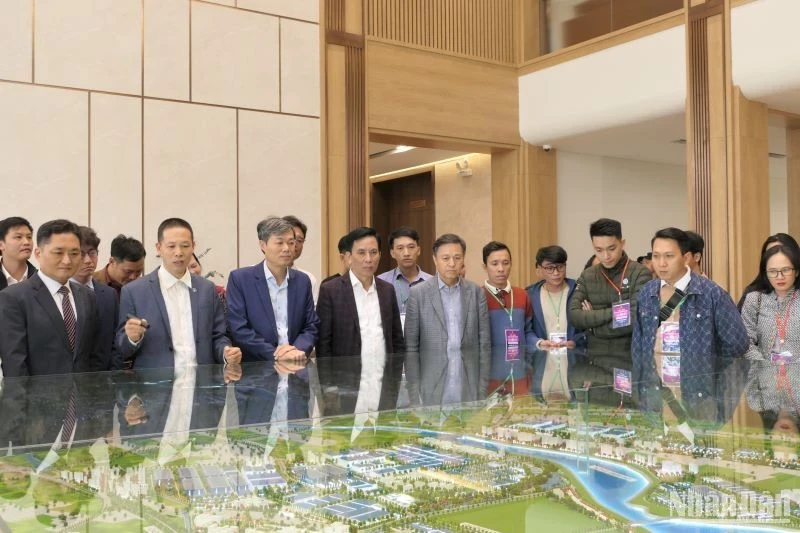 Foreign investors explore cooperation opportunities at Lien Ha Thai Industrial Park in Thai Binh Economic Zone. (Photo: NDO)