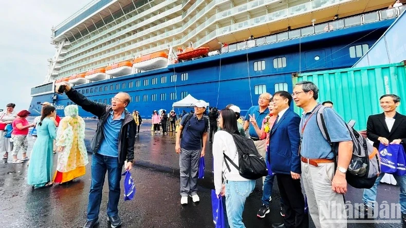 First visitors arrive in Thua Thien - Hue Province by sea in 2024. (Photo: NDO)