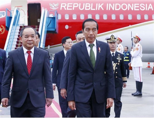 Indonesian President Joko Widodo (R) and his entourage arrive in Hanoi on January 11 afternoon, starting a three-day State visit to Vietnam. (Photo: VNA)