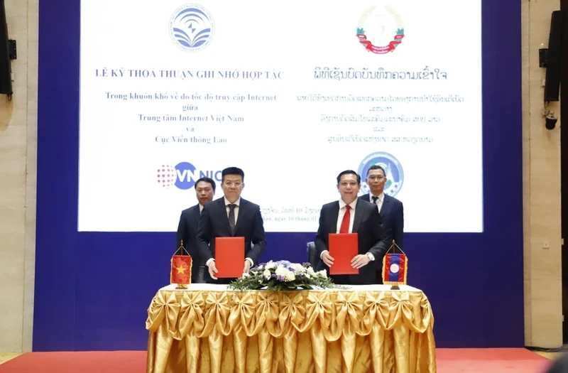 At the signing ceremony between the Vietnam National Internet Centre and the Lao National Internet Centre and the Lao Department of Telecommunications. (Photo: VNA)