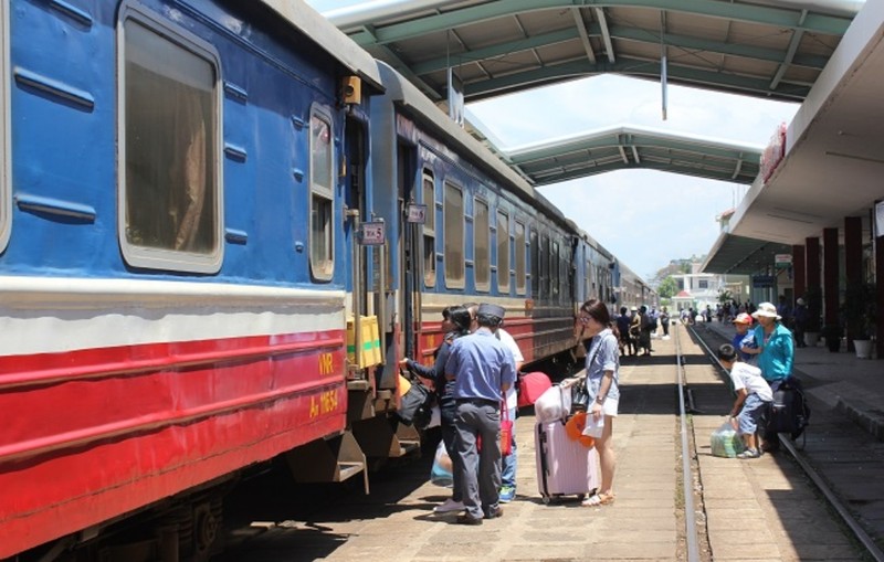 Passengers embark on a train. (Photo : LE ANH)