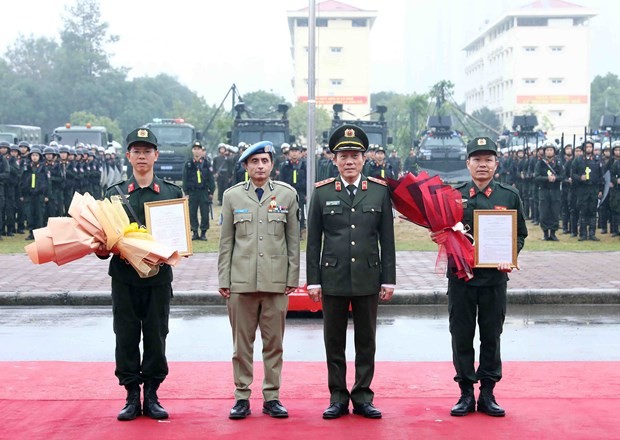 Deputy Minister of Public Security Luong Tam Quang (second from right) and UN Police Advisor and Director of Police Division Faisal Shahkar (second from left) hand over the decision to establish Vietnam Peacekeeping Police Unit No. 1 (Photo:VNA)