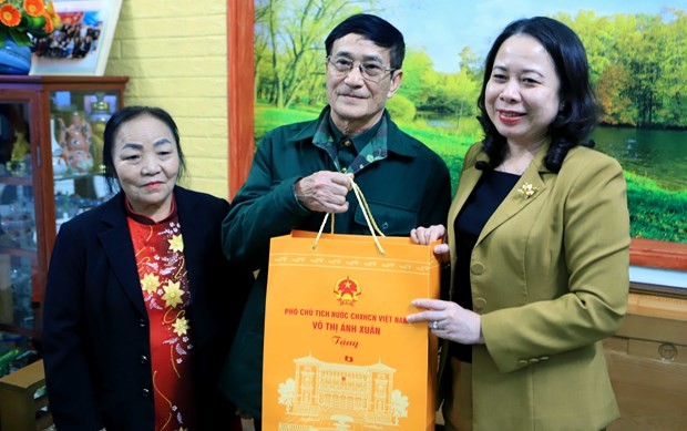 Vice President Vo Thi Anh Xuan (right) visits and presents a gift to the family of Do Van Tiep, a war invalid in Thai Binh province's Vu Thu township (Photo: VNA)