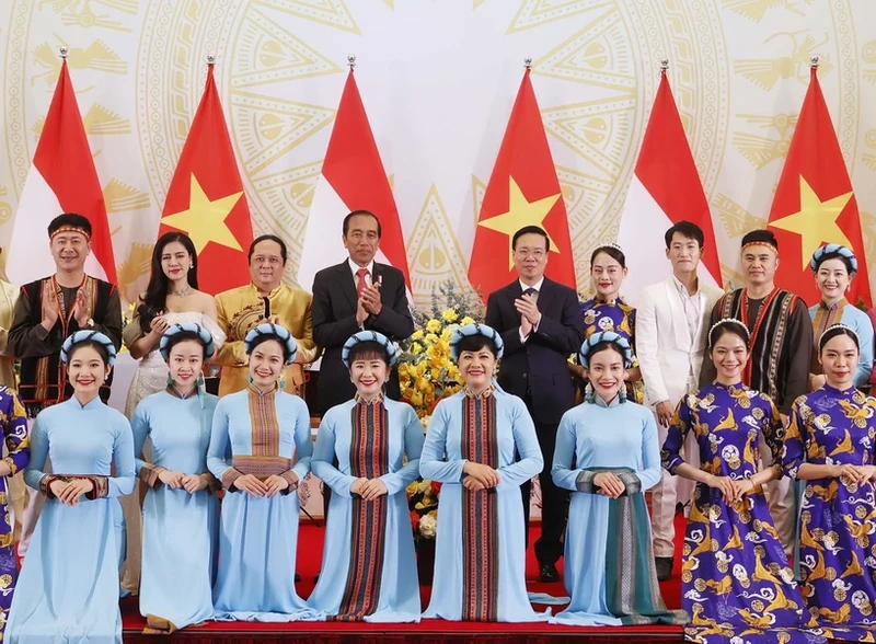 President Vo Van Thuong (fifth from right, second row) and Indonesian President Joko Widodo (fourth from left) present flowers to artists. (Photo: VNA)