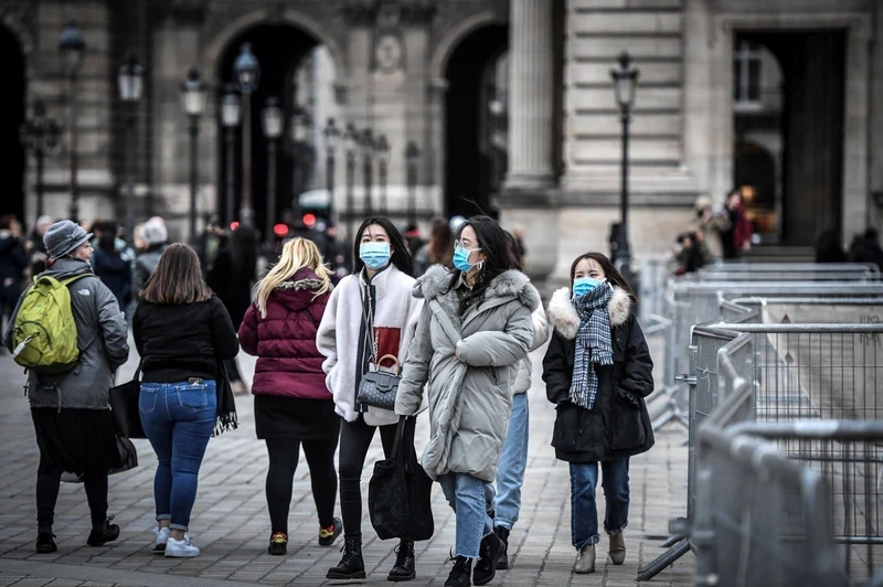 People wear masks to prevent COVID-19 infection in Paris, France, in early 2020. (Photo: AFP/VNA)