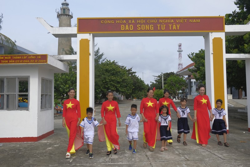 Women and children on Song Tu Tay Island.