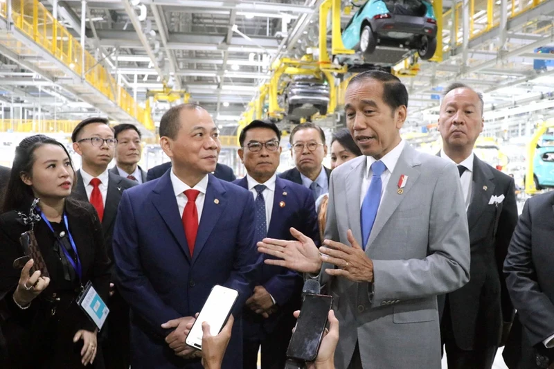 Indonesian President Joko Widodo visits VinFast electric vehicle manufacturing complex in Hai Phong on January 13. (Photo: VNA)