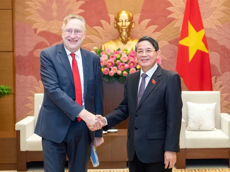 Vice Chairman of the National Assembly (NA) Nguyen Duc Hai receives Bernd Lange, Chairman of the European Parliament (EP)'s Committee on International Trade. (Photo: VNA)