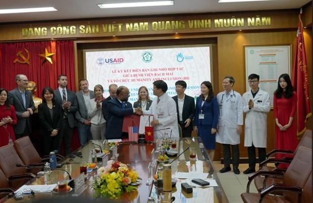 Bach Mai Hospital Director Assoc. Prof. Dao Xuan Co and Federation Handicap International Country Manager Mazedul Haque sign the memorandum of understanding. (Photo: US Embassy in Vietnam)