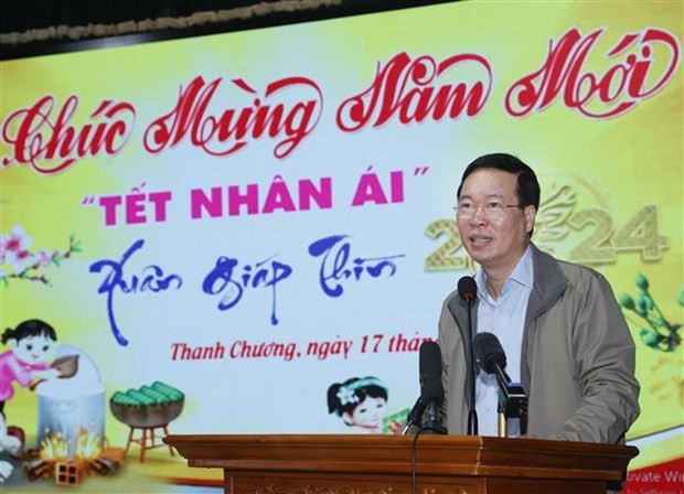 President Vo Van Thuong extends warm Tet greetings to people in Thanh Chuong district of Nghe An province. (Photo: VNA)