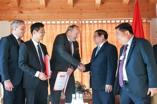 Prime Minister Pham Minh Chinh receives Marcus Bards, Chairman of the Board of Directors of staBOO Holdings AG Company. (Photo: VNA)