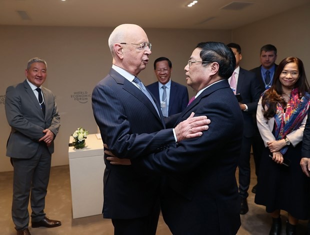 PM Pham Minh Chinh (R) meets with WEF Founder and Executive Chairman Klaus Schwab in Davos on January 16. (Photo: VNA)