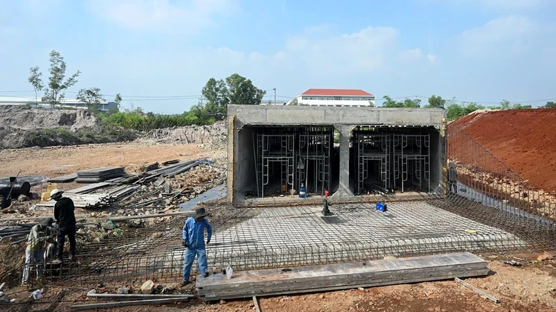 The construction of a section of Bien Hoa - Vung Tau expressway. (Photo DUY LINH)