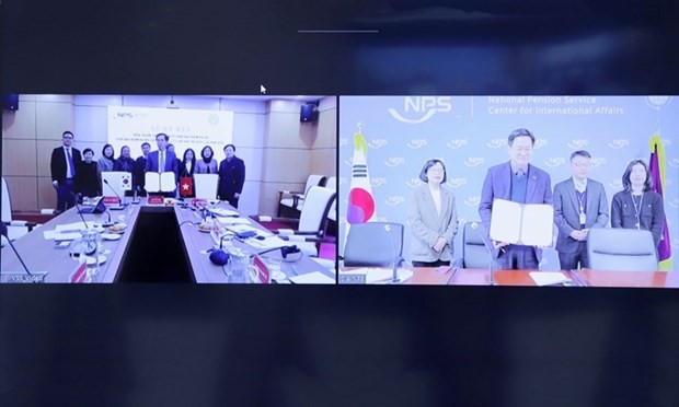 The online signing of the deal on the implementation of an agreement on social insurance between the Vietnamese and Korean governments. (Photo: VNA)