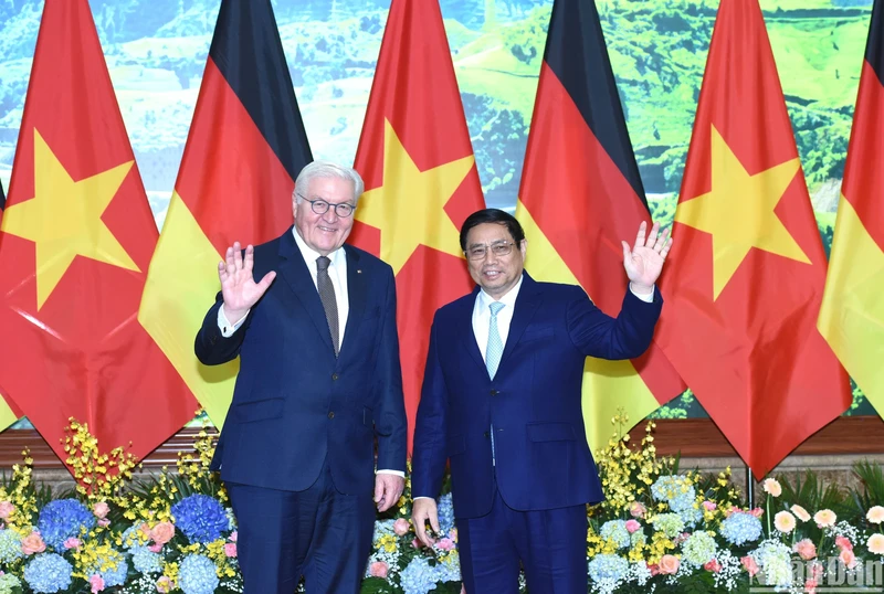 Prime Minister Pham Minh Chinh (R) welcomes German President Frank-Walter Steinmeier in Hanoi on January 24 (Photo: NDO)