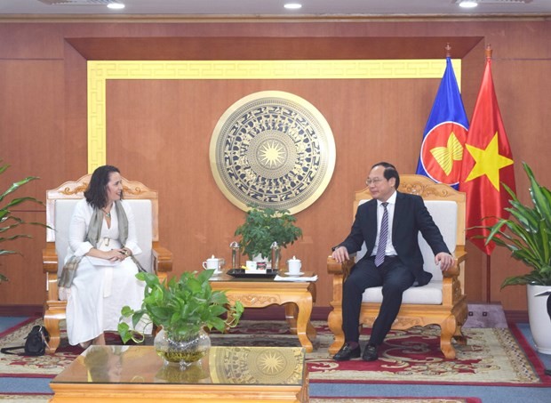 Deputy Minister of Natural Resources and Environment Le Cong Thanh on January 23 meets with New Zealand Ambassador to Vietnam Trenede Dobson. (Photo: baotainguyenmoitruong.vn)