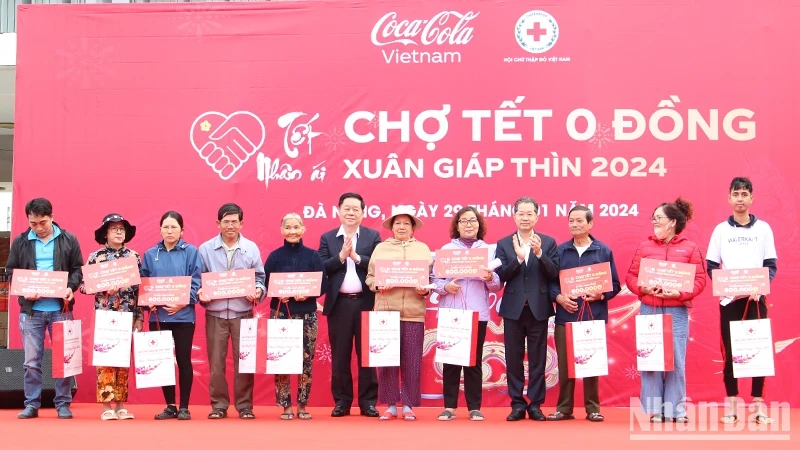 Head of the PCC’s Commission for Communication and Education Nguyen Trong Nghia grants Tet gifts to needy households at the fair. (Photo: NDO)