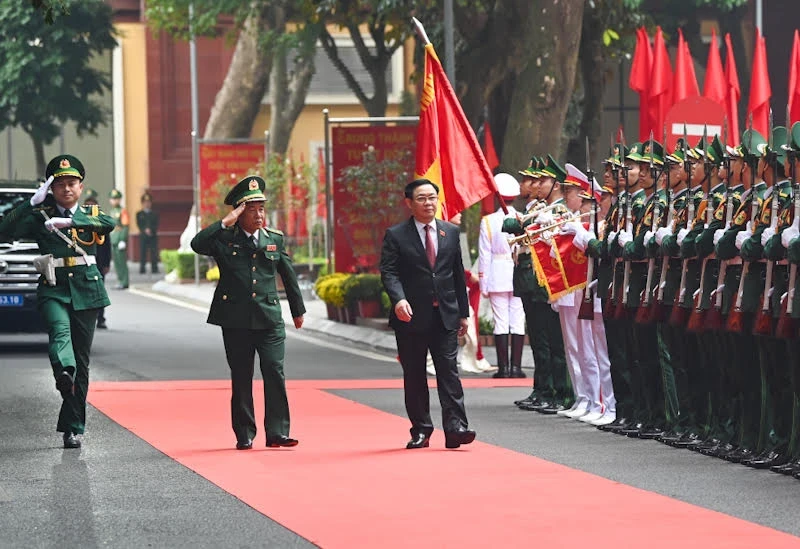 National Assembly Chairman Vuong Dinh Hue visits the Border Guard High Command in Hanoi on February 1. (Photo: NDO)