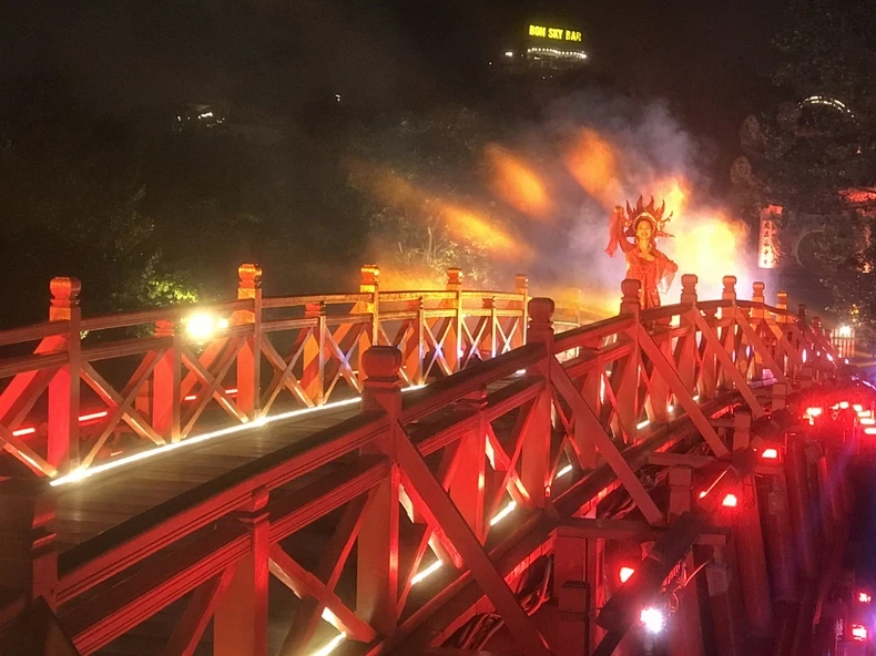 A performance on The Huc bridge of the temple as part of the programme (Photo: NDO)