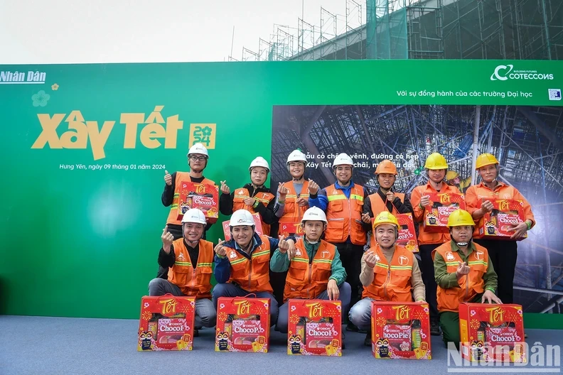 The joy of workers at Ecopark construction site in Van Giang District, Hung Yen Province when receiving gifts ahead of the Tet holiday. (Photo: NDO)