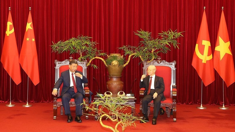 Party General Secretary Nguyen Phu Trong receives General Secretary of the Communist Party of China (CPC) Central Committee and President of the People's Republic of China Xi Jinping in Hanoi on December 12, 2023. (Photo: VNA)