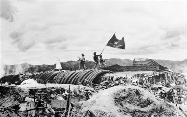 The "Determined to fight, determined to win" flag of the Vietnam People's Army flies on the top of the command tunnel of French general De Castries in the afternoon of May 7, 1954, marking the complete victory of the Dien Bien Phu Campaign. (File photo: VNA)