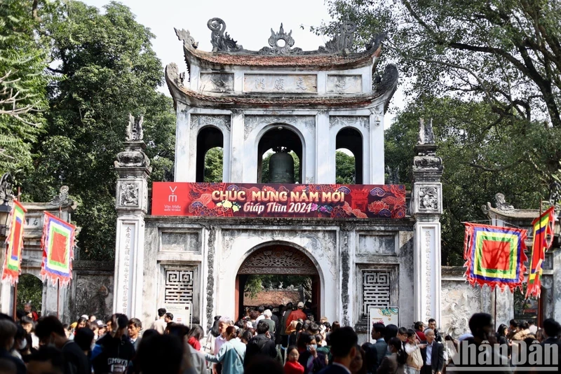 Van Mieu - Quoc Tu Giam (The Temple of Literature) attracts a large number of visitors during Tet holiday. (Photo: HA NAM)