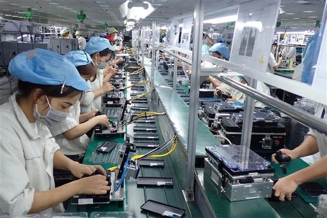 The group with the largest import turnover was machinery, equipment, mobile phones, components and spare parts, which reported a year-on-year surge of 19.82%. (Illustrative image)
