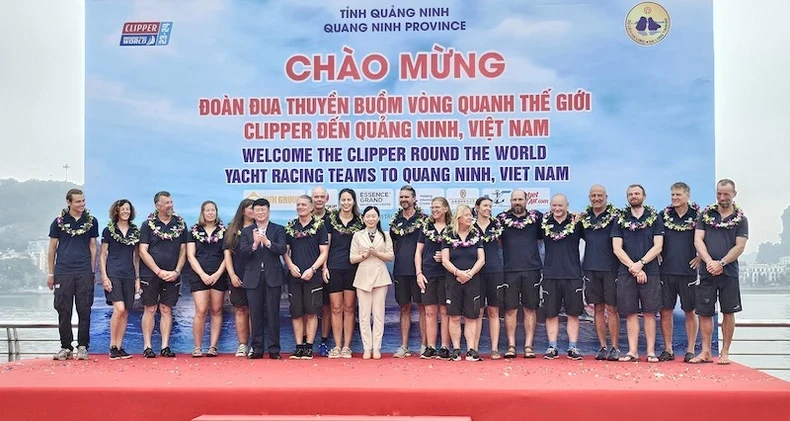 Sailors are welcomed in Ha Long (Photo: NDO)