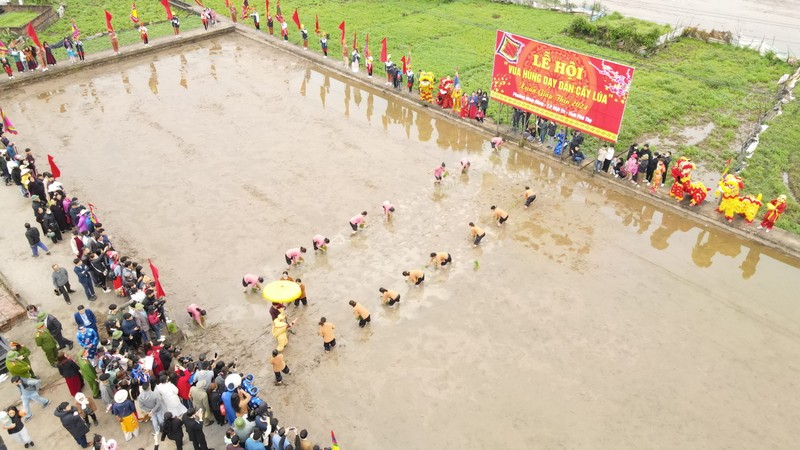 A panorama of the festival re-enacting the Hung Kings’ teachings on rice cultivation. The festival represents the origin of wet rice cultivation in Vietnam.