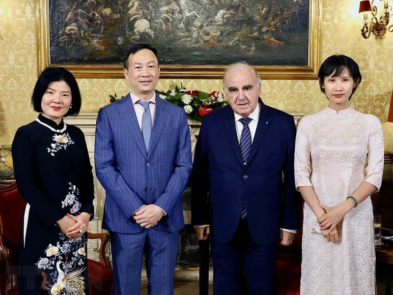 President of Malta George Vella and the delegation of the Vietnamese Embassy in Italy and Malta Duong at San Anton Palace. (Photo: VNA)