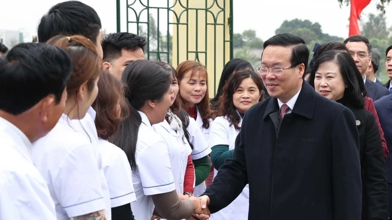 President Vo Van Thuong and medical workers in Thanh Liem district (Photo: VNA)