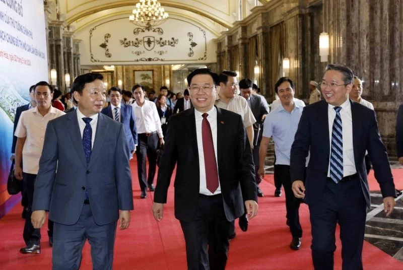 National Assembly Chairman Vuong Dinh Hue, Deputy Prime Minister Tran Hong Ha, and Secretary of Khanh Hoa Provincial Party Committee Nguyen Hai Ninh attend the announcement ceremony. (Photo: VNA)