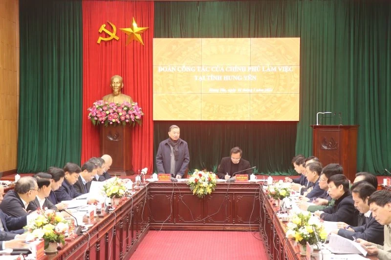 General To Lam, Politburo member, Minister of Public Security, and Head of the Government working group speaks at the working session. (Photo: NDO)