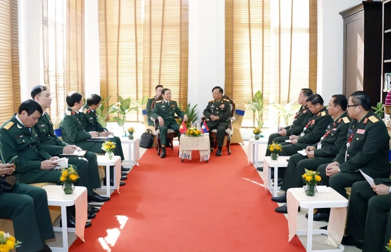 Chief of the General Staff of the Vietnam People’s Army (VPA) and Deputy Minister of National Defence Sen. Lieut. Gen. Nguyen Tan Cuong (L) and Lao Deputy Prime Minister and Minister of National Defence Gen. Chansamone Chanyalath. (Photo: VNA)
