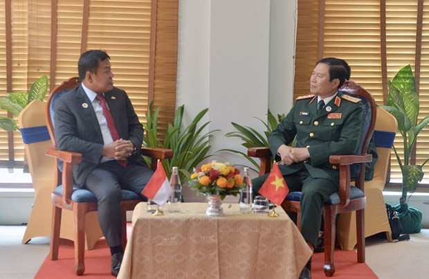 Sen. Lt. Gen. Nguyen Tan Cuong (R), Chief of the General Staff of the Vietnam People’s Army and Deputy Minister of National Defence, meets with Indonesian Deputy Minister of Defence Muhammad Herindra in Luang Prabang on March 5. (Source: VNA)