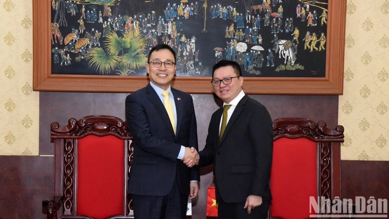 Editor-in-Chief Le Quoc Minh receives RoK Ambassador Choi Youngsam at Nhan Dan Newspaper’s headquarters. (Photo: TRAN HAI)