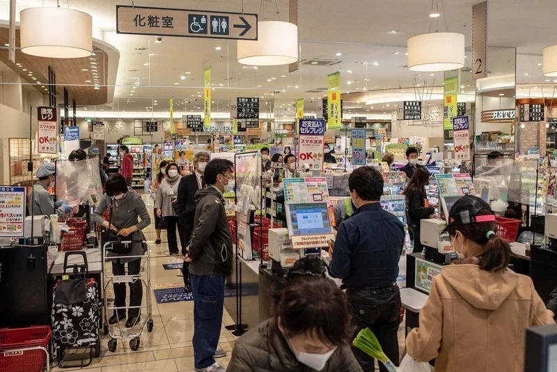 People shop at a supermarket in Tokyo, Japan. (Photo: AFP/VNA)