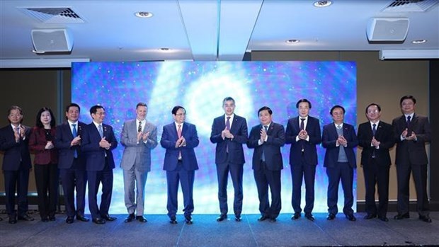 Prime Minister Pham Minh Chinh (6th from the left) and other delegates at the ceremony. (Photo: VNA)