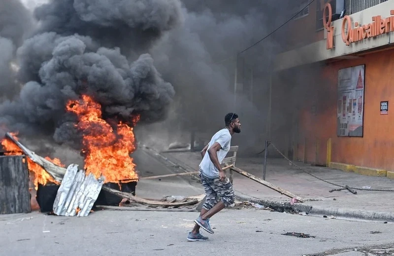 A man protests against Haitian Prime Minister Ariel Henry in Port-au-Prince on February 7, 2024. (Photo: AFP/VNA)