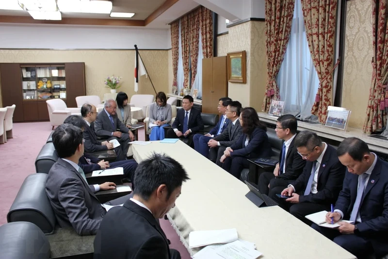 A meeting between the delegation from the Finance Ministry led by Minister Ho Duc Phoc and Japanese Finance Minister Shunichi Suzuki. (Photo: VNA)