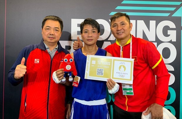Boxer Vo Thi Kim Anh (centre) and coach Nguyen Nhu Cuong (left) and Thai expert Tawan Mungphingklang.(Photo: Hanoimoi.vn)