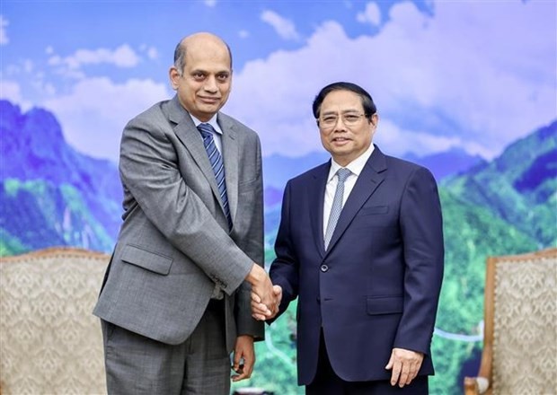 Prime Minister Pham Minh Chinh (R) and Group Vice President of Global Operations at Lam Research Karthik Rammohan (Photo: VNA)