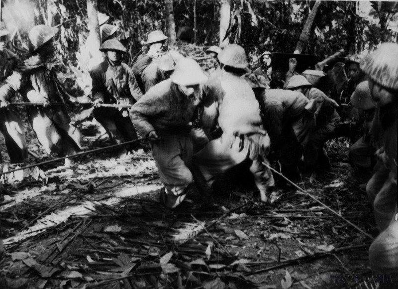 Vietnamese artillery soldiers bravely overcame all hardships to pull tens of tonnes of artillery to dominate the battlefield, making a worthy contribution to the victory of the campaign. (Photo: VNA)