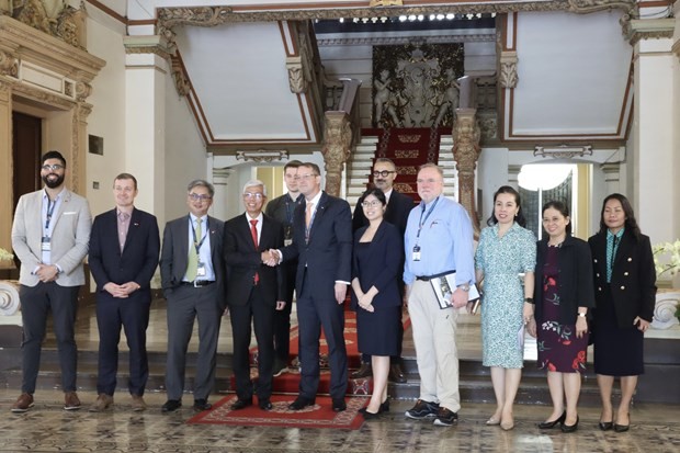  Vice Chairman of the municipal People’s Committee Vo Van Hoan receives a delegation from the Canada-ASEAN Business Council on March 27. (Photo: VNA)